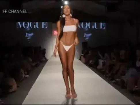 美女上台走秀,竟还摇动自己的小裤带,看的我好尴尬