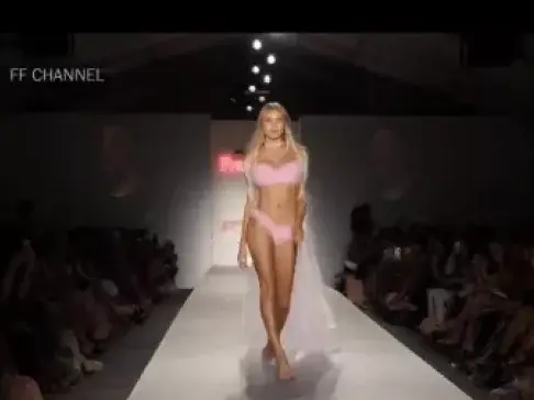 外国美女上台走秀,一出场,我坐不住了