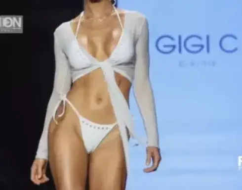 美女外面本就只穿一层纱,还把它脱掉,真大胆!