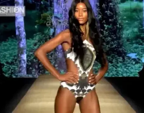 欧美模特大胆走秀,衣服都夹进去了,有点尴尬!