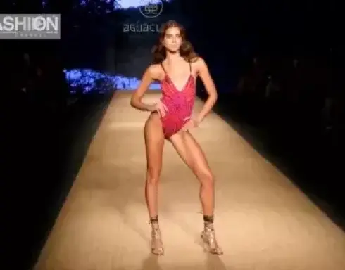 欧美模特大胆走秀,途中还迈开双腿,我不淡定了!