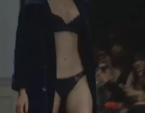 美女模特上台走秀,我全程盯着一个地方看