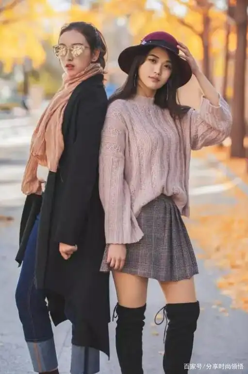 街拍美女：黑丝袜or白丝袜，自己喜欢就好，不过搭配短裙穿更好看