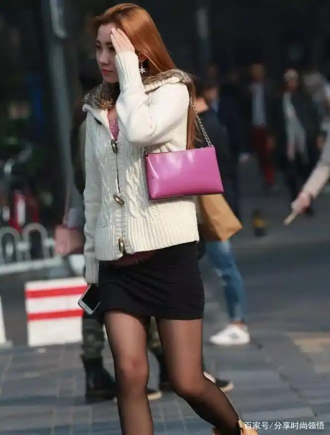 黑丝袜白丝袜搭配短裙_年轻女性穿丝袜逛街_丝袜美女视频