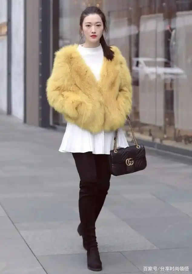 年轻女性穿丝袜逛街_黑丝袜白丝袜搭配短裙_丝袜美女视频