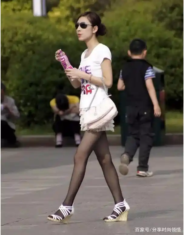 黑丝袜白丝袜搭配短裙_年轻女性穿丝袜逛街_丝袜美女视频