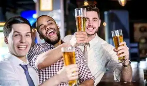 经典酒桌游戏全盘解析：欢乐与策略的碰撞