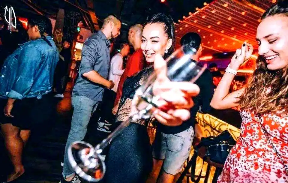 经典酒桌游戏规则_颠三倒四游戏玩法_九宫格喝酒游戏规则