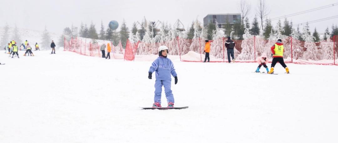 进阶滑雪体验_贵阳高坡云顶滑雪场中级道开放_雪峰滑雪俱乐部