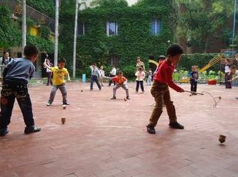 儿童游戏规则大全_幼儿园器械类游戏_幼儿园户外游戏安全