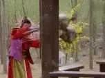 碰瓷党遇上女司机，别以为不敢撞你，男子当场被活活撞飞！