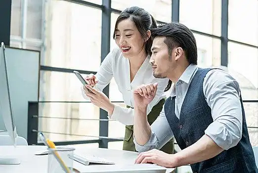 索赔工作人员应具有索赔经验和索赔意识，保障工程项目利润